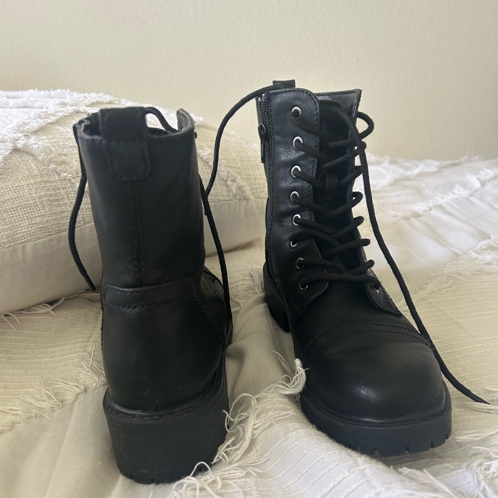 Black boots with universal brand laces in size 6 1/2 giving you a rocker touch